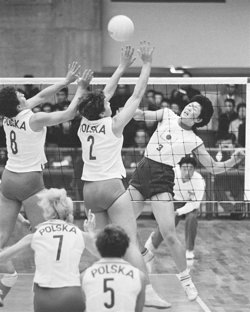 日本國家女子排球隊奪得1964年東京奧運金牌。身高168公分的井戶川絹子(右1)是王牌扣球手,對於隊伍奪金牌做出極大貢獻。(共同社)