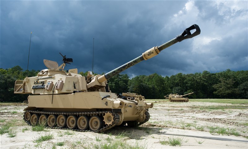 國防部111年度編列海馬斯多管火箭、M109A6自走砲車(圖)等軍購案預算,戰略學者蘇紫雲1日表示,這些項目都是建構台灣不對稱戰力的重要武器。(圖取自美軍網頁army.mil)