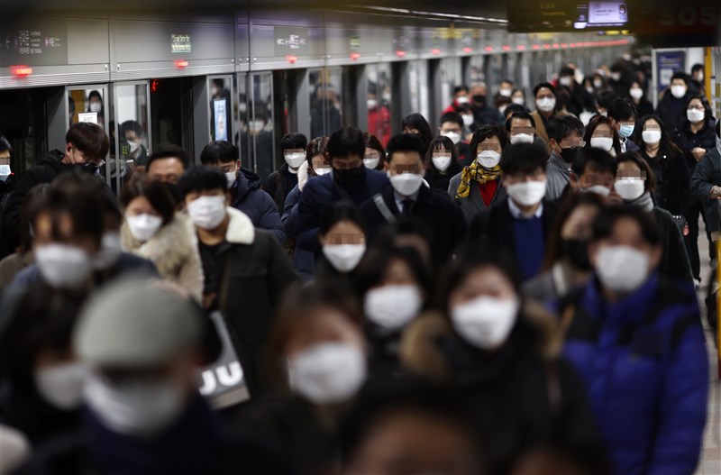 韓國這一個月來每日新增病例都在百位數,總統文在寅7日要求防疫部門擴大病毒採檢工作。圖為7日早上首爾一處地鐵站的通勤人潮。(韓聯社)