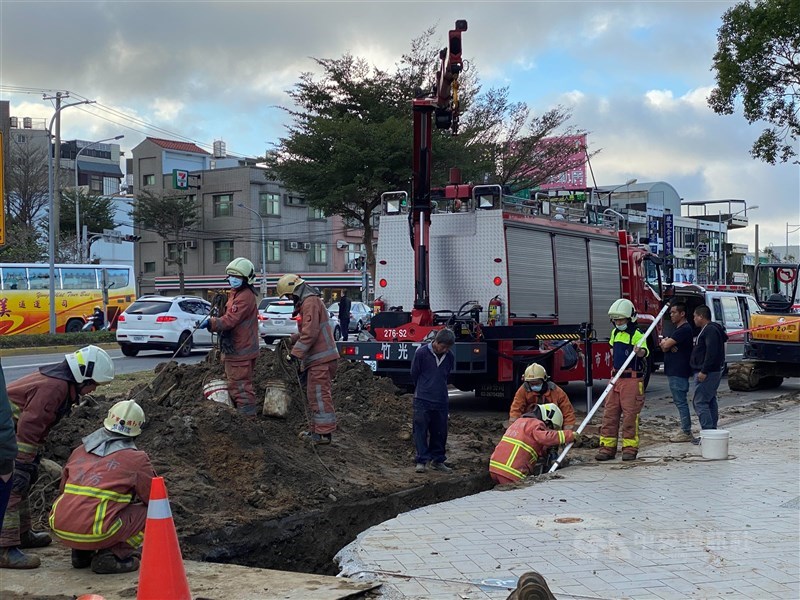 新竹市北區東大路二段正進行下水道工程,一名51歲黃姓工人下午不明原因遭土堆掩埋,警消獲報到場。中央社記者魯鋼駿攝 109年12月7日