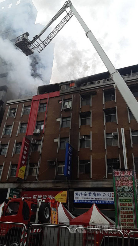 台北市萬華區環河南路2段一棟5層樓建物的頂樓加蓋7日上午發生火警,消防局獲報立即派人車到場救援,幸無人傷亡。(翻攝照片)中央社記者黃麗芸傳真 109年12月7日