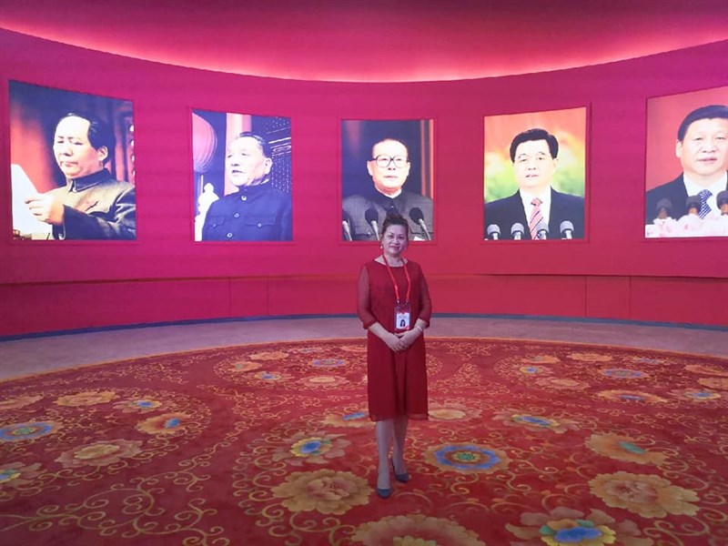 中華婦女聯合會理事長何建華(前)涉嫌為中國發展組織,7日被北檢依違反國安法起訴。(圖取自facebook.com/jian.hua.96)