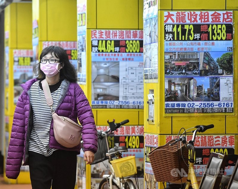 睽違10年,央行再度對房市祭出選擇性信用管制,央行總裁楊金龍7日宣布4大規定,包括限制公司法人與自然人第3戶以上購屋貸款成數,也首次限縮餘屋貸款成數為5成。中央社記者鄭清元攝 109年12月7日