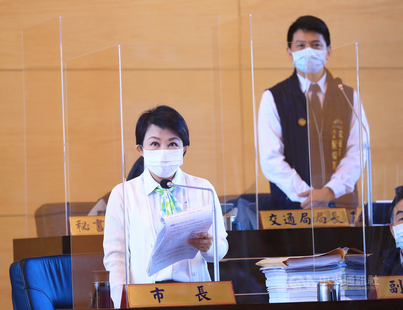 針對台中捷運綠線何時恢復通車,台中市長盧秀燕(前)7日表示,台北捷運局報告因不夠完善退回,要求11日遞交第2次報告,約1至2天會做出決策。中央社記者趙麗妍攝 109年12月7日