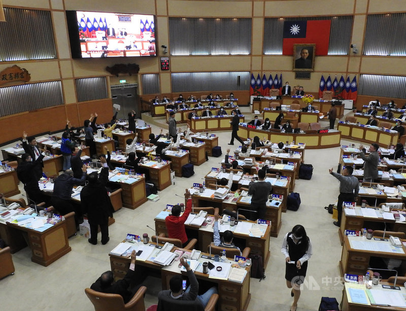 新北市議會8日進行定期會最後一天議程,朝野各自動員進行「新北市食品安全衛生管理自治條例」修法攻防,國民黨團提案增修「瘦肉精零檢出」條文,在藍綠雙方吵鬧聲中,全案從一讀會逕付二讀進而完成三讀。中央社記者王鴻國攝 109年12月8日