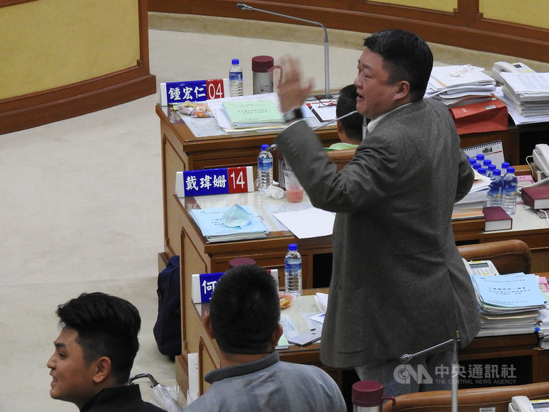 新北市議會8日針對「新北市食品安全衛生管理自治條例」增修條文案上演表決大戰,最終在藍綠陣營相互叫囂中,全案從一讀會逕付二讀進而完成三讀。圖為民進黨議員何博文(右)起身提出質疑。中央社記者王鴻國攝 109年12月8日