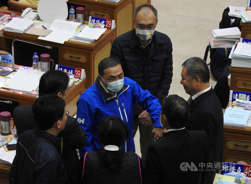 新北市長侯友宜(藍衣者)8日在市議會議場向議員們致意,感謝完成110年度總預算案審查。中央社記者王鴻國攝 109年12月8日