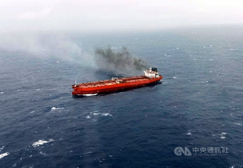 賴比瑞亞籍「MARQUESSA」油輪8日上午在蘭嶼外海疑似機艙失火，冒出陣陣黑煙，船長決定棄船，駐守在台東豐年機場的空勤總隊第3大隊第3隊黑鷹直升機立即前往，吊掛船上24名船員。（海巡署提供）中央社記者盧太城台東傳真 109年12月8日