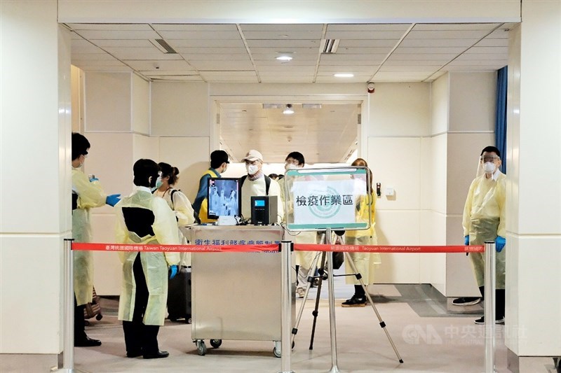 中央流行疫情指揮中心宣布,台灣今天新增2例武漢肺炎確診,為境外移入,目前累計720例。圖為桃園機場檢疫作業區。(中央社檔案照片)