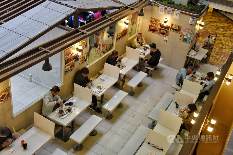 香港今天再添2019冠狀病毒疾病確診病例100例。官方宣布10日起實施更嚴格防疫措施,包括餐廳晚上6時後禁止內用。圖為紅磡一家已規範食用距離的餐廳。(中通社提供)中央社 109年12月8日