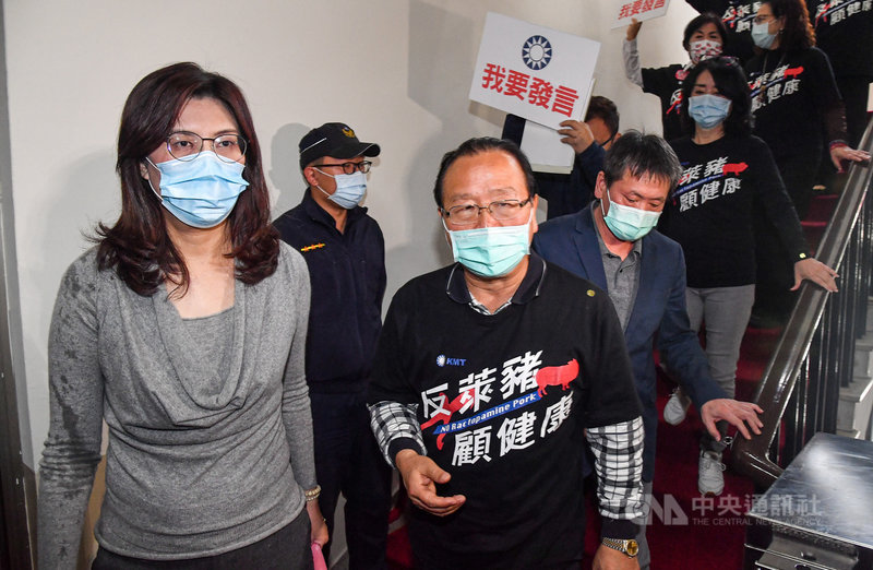 立法院長游錫堃8日召集朝野協商,討論萊豬行政命令等案,朝野吵成一團,國民黨團憤而離席,協商破局,國民黨立委鄭麗文(左)右手有液體潑灑痕跡。中央社記者鄭清元攝 109年12月8日