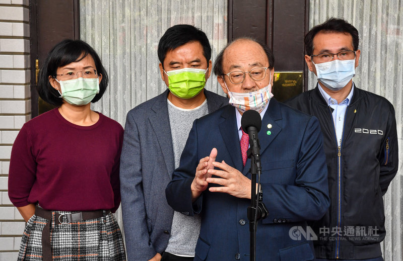 立法院長游錫堃8日召集朝野協商,討論萊豬行政命令等案,朝野吵成一團,國民黨團憤而離席,協商破局。圖為民進黨立院黨團總召柯建銘(右2)受訪回應。中央社記者鄭清元攝 109年12月8日