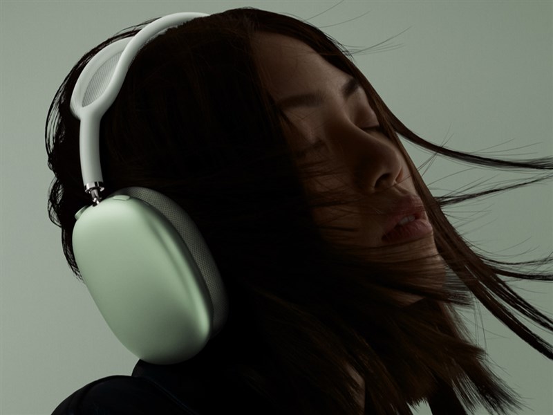 蘋果公司8日發表的AirPods Max耳罩式無線耳機可提供高傳真音訊、主動式降噪與空間音訊效果等。(圖取自蘋果網頁apple.com)