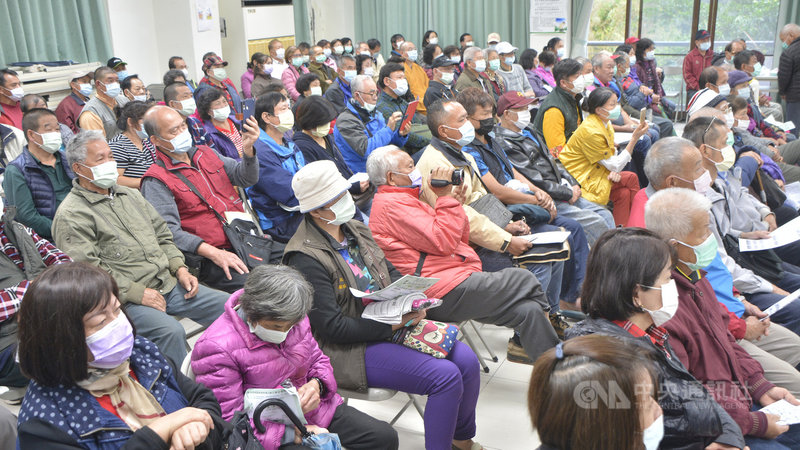 「新林政業務座談會–國有林地濫墾地續辦清理作業要點」8日下午在新北市三峽區舉行，農委會林務局新竹林管處等相關單位人員出席與會，許多民眾到場溝通交流林務意見。中央社記者黃旭昇新北市攝　109年12月8日
