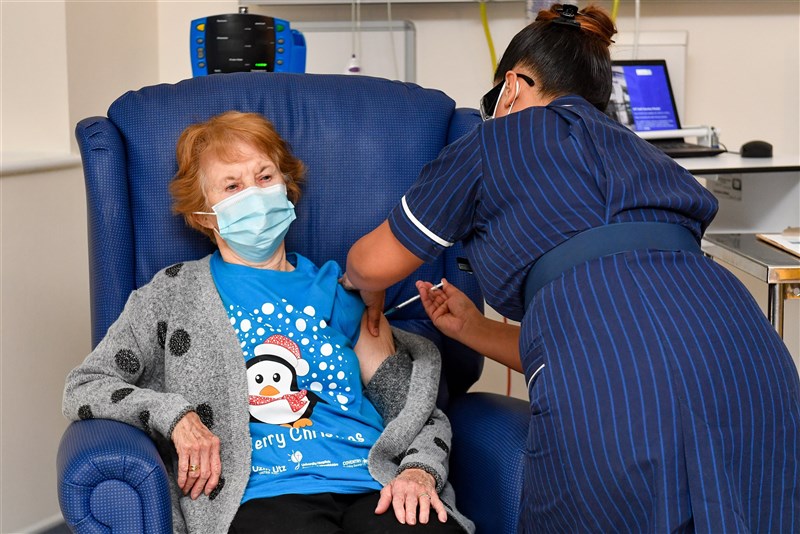美國輝瑞大藥廠的武漢肺炎疫苗獲快速批准後,英國90歲老嫗基南(左)8日成為試驗者外全球首位接種輝瑞疫苗的人。(法新社)