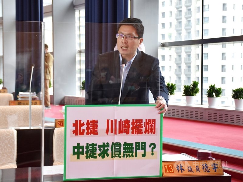 台中捷運綠線通車延誤,民進黨籍台中市議員林德宇(圖)9日質詢時指出,事件發生至今半個月,市府一直處於被動,甚至無法掌握全局,依據三方合約,僅有北捷局能對川崎重工求償。他要求市長盧秀燕站到第一線,捍衛台中人行的權利。中央社記者趙麗妍攝 109年12月9日