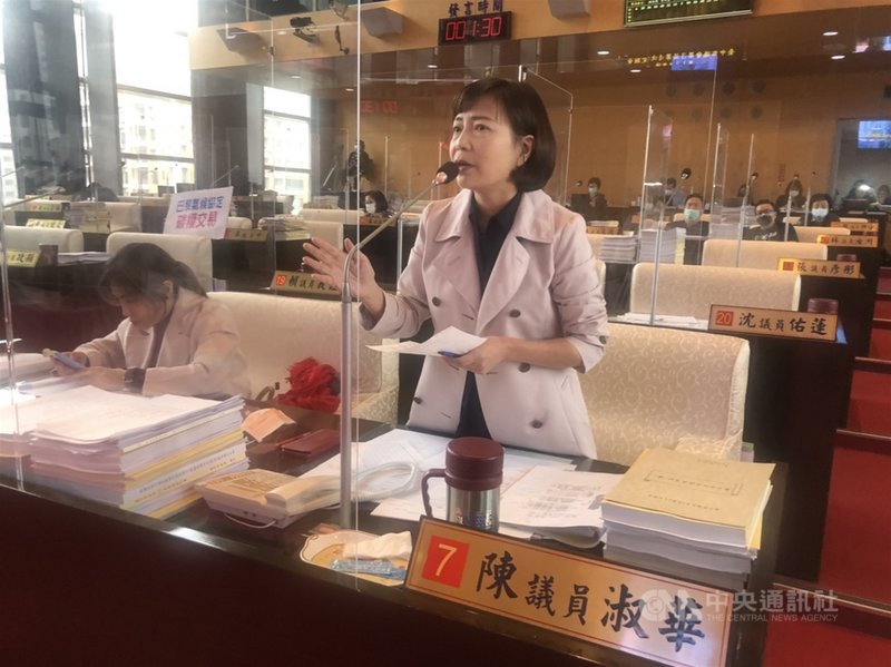 台中捷運綠線通車延誤,民進黨籍台中市議員陳淑華9日在議會表示,推估期程後年才能竣工,且由北捷局向川崎重工求償,求償金是落入北市府,檢視三方契約根本沒有罰則,台中市求償無門,希望市府掌握主導權。中央社記者趙麗妍攝 109年12月9日