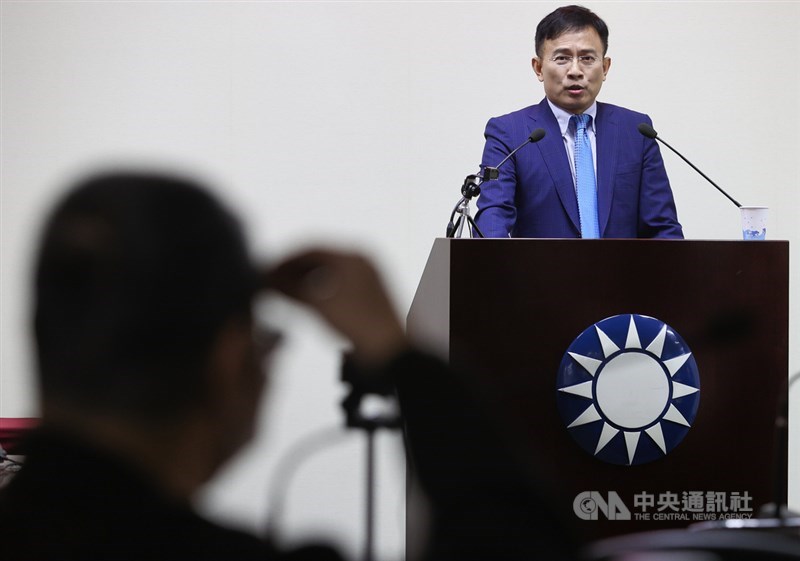 國民黨中常會9日邀請媒體人彭文正(右)發表專題演講,彭文正除談及中天新聞台換照事件外,也向在場國民黨中常委說明他質疑總統蔡英文學歷問題的證據。中央社記者謝佳璋攝 109年12月9日