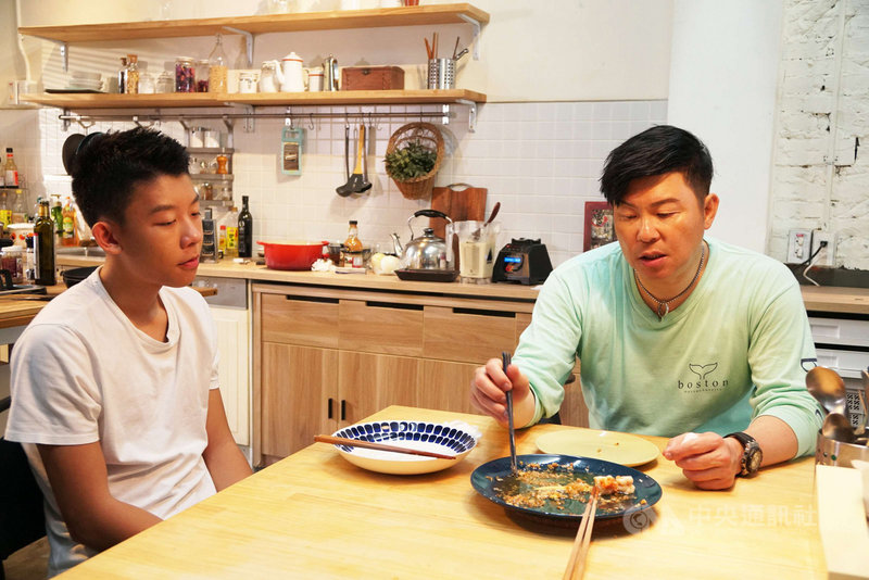 藝人曾國城(右)與兒子在紀實短片「小兒子膠囊時光」中首度同框,讓觀眾透過影片一探父子間的真實相處情境。(公視提供)中央社記者葉冠吟傳真 109年12月9日