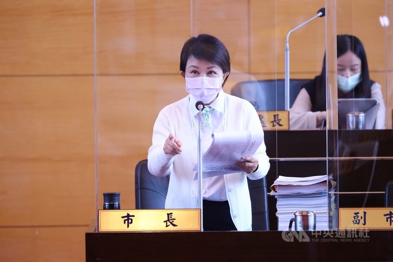 台中捷運綠線若逾期竣工,台北市政府可向日商求償逾新台幣21億元。台中市長盧秀燕(前)9日在議會表示,台北捷運工程局耽誤中捷通車的部分,市府會依據事實、法律要求賠償,若北捷局故意拖延,還要加計利息。中央社記者趙麗妍攝 109年12月9日