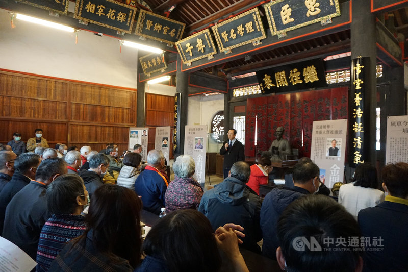 金門縣文化局9日在金城鎮浯江書院講堂為補助出版的「金門村史」舉行聯合分享會,其中4名作者出席與民眾分享寫作的心路歷程,並介紹各聚落古往今來故事。中央社記者黃慧敏攝 109年12月9日