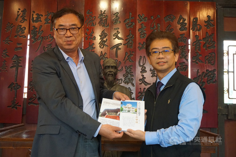 金門縣文史工作協會9日捐贈「八二三烽火遊子志學錄」等書給金門高中,由校長許自佑(右)代表受贈。左為書籍編者張火木。中央社記者黃慧敏攝 109年12月9日