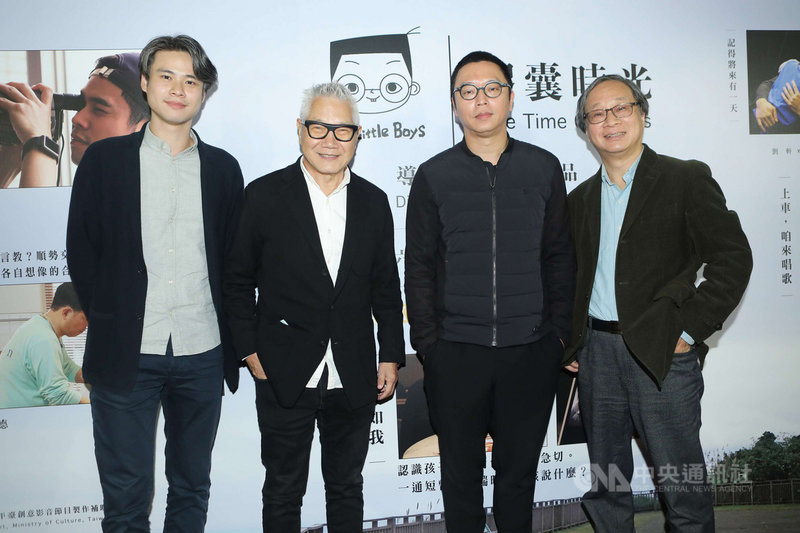 全新紀實短片「小兒子膠囊時光」9日舉辦首映會,導演沈可尚(右2)與參演者吳定謙(左起)、企業家朱平、作家小野(右)合影。(公視提供)中央社記者葉冠吟傳真 109年12月9日