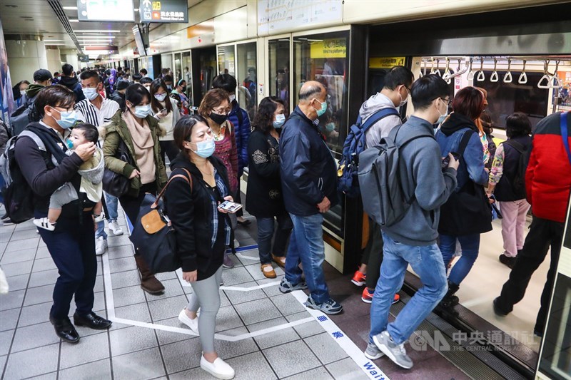 台大公衛學者陳秀熙9日表示，根據各國研究發現，武漢肺炎無症狀個案的二次傳播力比有症狀個案減少42%。圖為民眾戴口罩搭捷運。（中央社檔案照片）