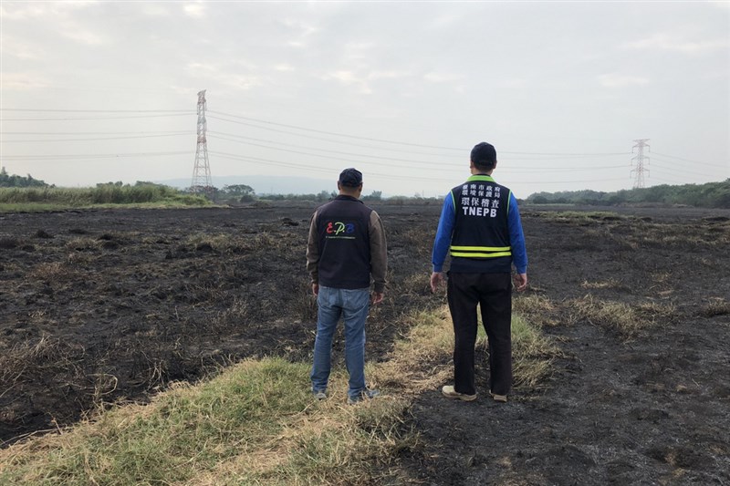 台南市歸仁區一處台糖閒置土地8日發生大火,濃煙造成下風處的高雄地區空氣污染嚴重,台南市環保局稽查人員9日到現場調查相關事證,並將開罰。(台南市環保局提供)中央社記者楊思瑞台南傳真 109年12月9日