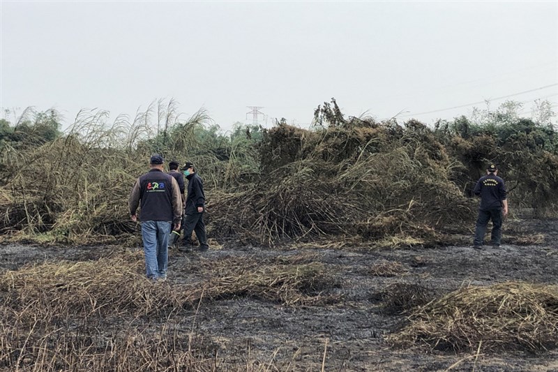 台南市歸仁區一處台糖閒置土地8日發生大火,造成下風處的高雄地區空氣污染。台南市環保局9日會同相關單位調查事證,並決定先對台糖公司開罰。(台南市環保局提供)中央社記者楊思瑞台南傳真 109年12月9日