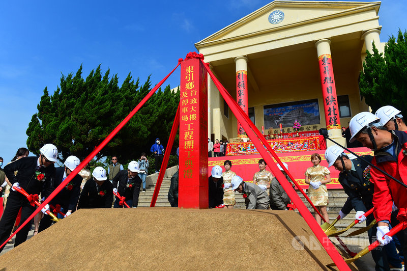 連江縣東引鄉公所9日舉行行政大樓及停車場改建工程動土典禮,未來東引鄉公所將改建成結合鄉代會、戶政事務所共享的聯合辦公大樓,並補充地區停車需求。(東引居民鄭子駿提供)中央社記者邱筠馬祖傳真 109年12月9日