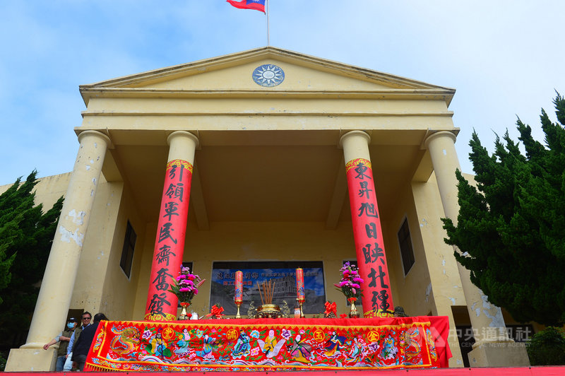 連江縣東引鄉長林德建表示,民國80年建成的東引鄉公所,因為早期兵工建造,其中的海砂建材與工法已不符合安全需求,9日拆除重建工程正式動土,盼未來建造穩固使用的新大樓,並解決現今辦公空間不足問題。(東引居民鄭子駿提供)中央社記者邱筠馬祖傳真 109年12月9日