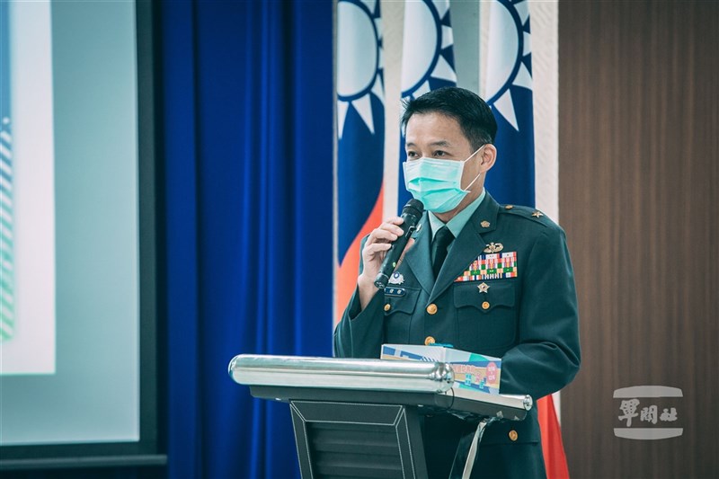 國防部政治作戰局文宣心戰處處長樓偉傑少將9日表示,110年寒假戰鬥營將首度開辦阿帕契直升機及黑鷹直升機體驗營,課程包括模擬機體驗及空中性能展示。阿帕契及黑鷹是陸軍最先進、最受民眾關注的兩款直升機。(軍聞社提供)中央社記者陳韻聿傳真 109年12月9日
