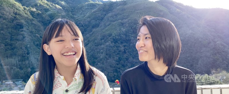 台灣泰雅族影像工作者Limuy Asien謝雅茹(右)的作品「不是你的熱帶女孩」拿下第16屆法國「手機影片展」的「最佳女演員獎」。謝雅茹和演員Kuyu Tuyaw(左)錄製得獎感言給主辦單位。(謝雅茹提供)中央社記者曾婷瑄巴黎傳真109年12月8日
