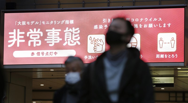 日本武漢肺炎疫情各地延燒,除東京都13日新增480例確診病例創週日新高,大阪府也連5天單日新增逾300例。圖為9日下午大阪梅田街頭。(共同社)
