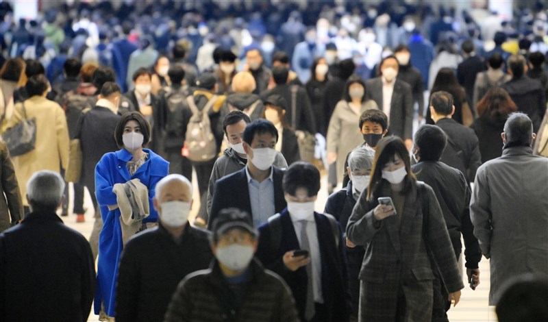 日本武漢肺炎疫情嚴峻,重症患者數累計至12月15日共592人,東京都重症患者數增至78人,創5月解除「緊急事態宣言」後新高。圖為12月3日品川街頭。(共同社)