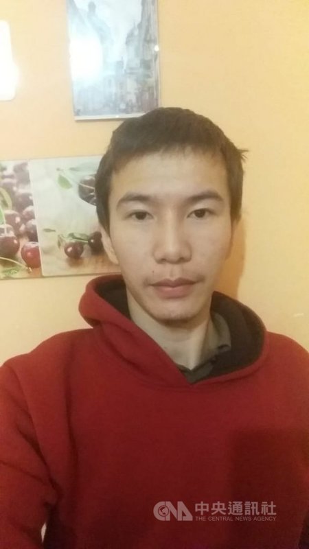 新疆哈薩克族人伊力森.艾爾肯脫疆追尋自由。烏克蘭法院7日深夜更新判決而當庭釋放,使他不必遭遣返中國。圖為他獲釋後在旅館自拍。(伊力森.艾爾肯提供)中央社記者何宏儒安卡拉傳真 109年12月9日