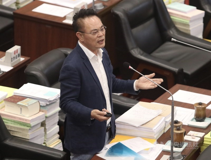 民進黨高雄市議員韓賜村涉開車擦撞余姓機車騎士,造成余男死亡。高雄地方法院10日上午依過失致死罪判處他6個月徒刑,可以一天新台幣1000元易科罰金,全案可上訴。圖為韓賜村10日上午於議會進行質詢。中央社記者董俊志攝 109年12月10日