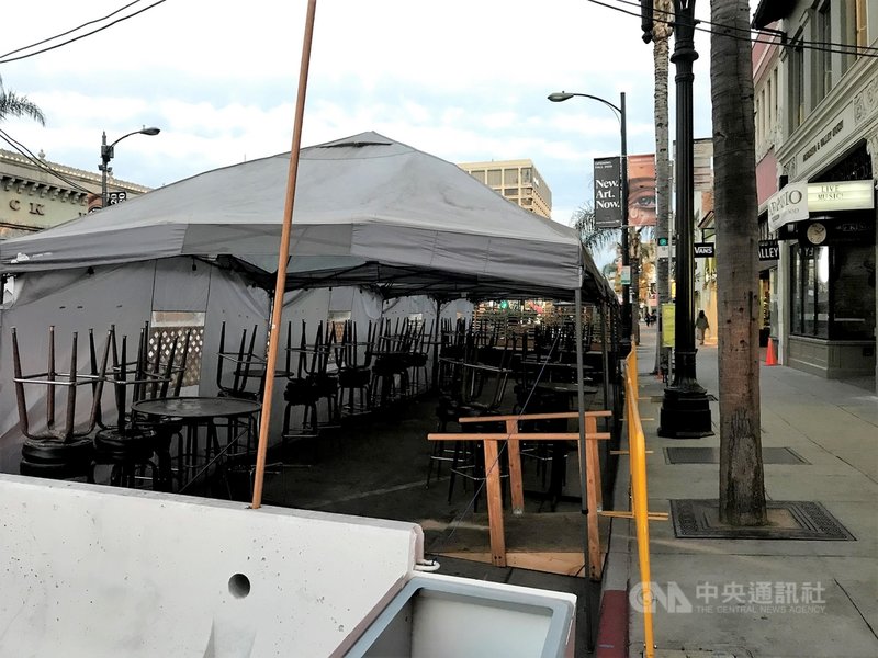 美國疫情惡化,洛杉磯郡近日下達居家防疫令,餐廳必須關閉戶外用餐區。中央社記者林宏翰洛杉磯攝 109年12月10日