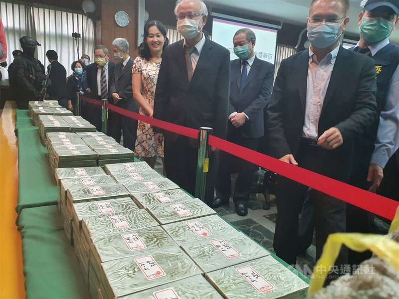 屏東地檢署10日舉行記者會,宣布破獲重大毒梟運輸海洛因磚324塊(共重約126.435公斤)案,市價超過新台幣30億元,成功阻斷南海毒品輸入台灣通路。中央社記者郭芷瑄攝 109年12月10日
