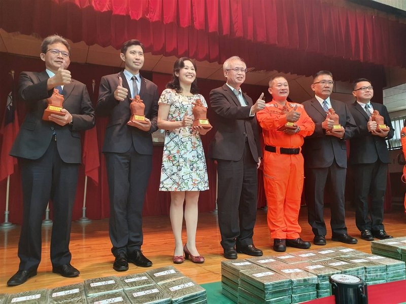 屏東地檢署10日舉行記者會,宣布破獲重大毒梟運輸海洛因磚324塊(共重約126.435公斤)案,法務部次長張斗輝(中)頒獎表揚有功人員。中央社記者郭芷瑄攝 109年12月10日