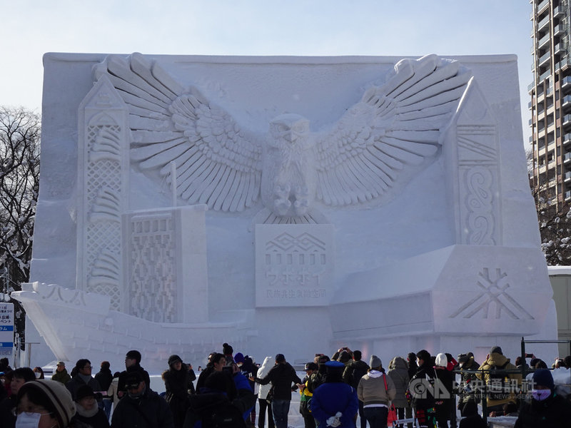 以北海道札幌市大通公園為主會場的札幌雪祭往年都能吸引海內外遊客逾200萬人前來欣賞,札幌市估計雪祭能帶來約新台幣176億元的經濟效益。圖為2020年2月札幌雪祭大型雪雕。中央社記者楊明珠東京攝 109年12月10日