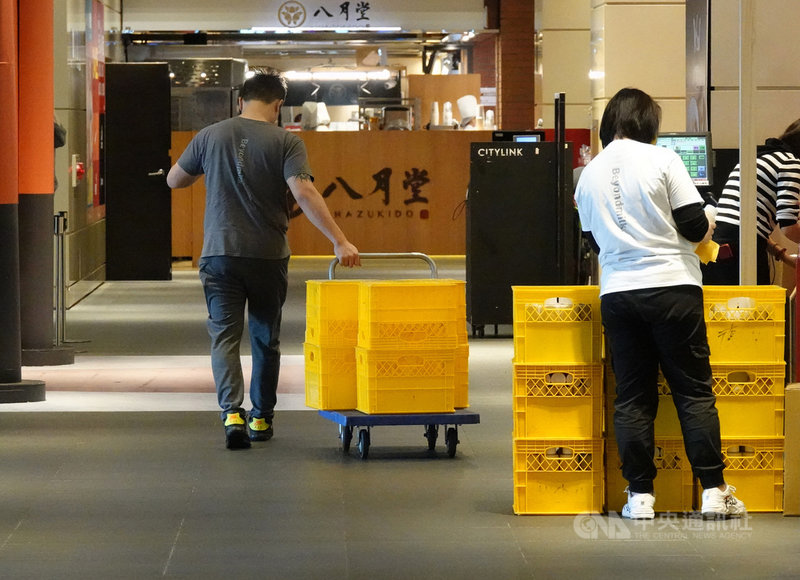 3月全體受僱員工經常性薪資平均為新台幣4萬3259元,較2月增加1.02%,併計經常性薪資與非經常性薪資後,總薪資則為4萬8897元。(中央社檔案照片)
