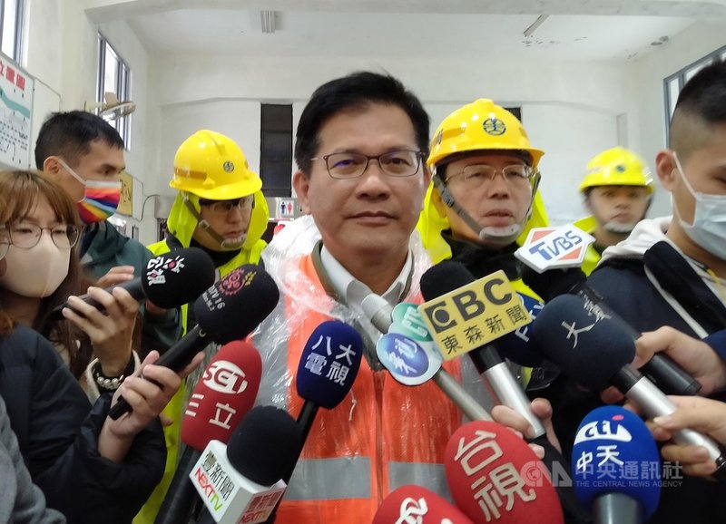 台鐵瑞芳-猴硐路段4日邊坡大面積坍塌，東部路線中斷，原預計13日搶通；交通部長林佳龍（前中）10日第4度到場會勘後受訪表示，因天候因素非人為可控制，已請同仁重新評估通車時間。中央社記者王朝鈺攝 109年12月10日