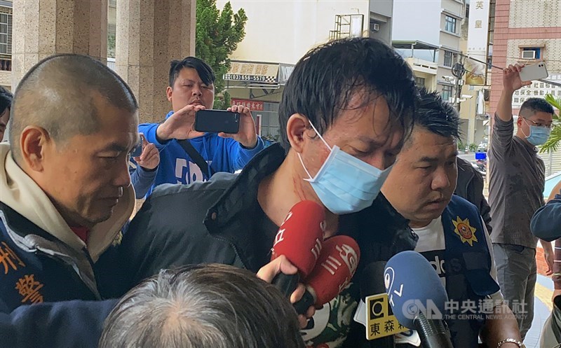新竹縣籍姓通緝犯(前中)9日由警方戒護就醫時趁隙脫逃,10日下午在基隆七堵遭逮,對於外界質疑為何他能在戒護時使用手機,籍男稱是警察讓他打給家人的。中央社記者魯鋼駿攝 109年12月10日