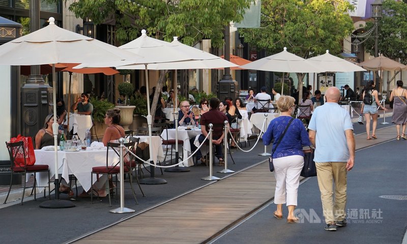 美國疫情嚴重,餐廳為了保持營業,開設戶外用餐區,照片攝於8月。中央社記者林宏翰洛杉磯攝 109年12月10日