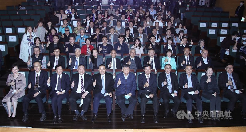 2025年雙北世界壯年運動會主辦城市簽約記者會10日在台北舉行,教育部長潘文忠(前右5)、體育署長張少熙(前右4)、台北市長柯文哲(前左6)、新北市長侯友宜(前左5)、中華奧會主席林鴻道(前左4)等人出席,為簽約儀式做見證。中央社記者張新偉攝 109年12月10日