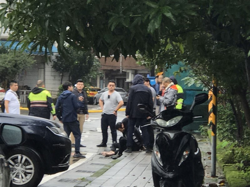 新竹縣籍姓通緝犯9日脫逃,警方發動圍捕,10日下午在基隆市七堵區堵南街將其逮捕。(讀者提供)