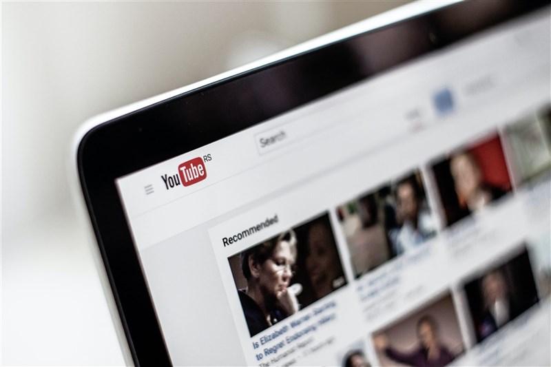 Google旗下影音平台YouTube 14日晚間傳出當機,用戶發現手機版及電腦版皆無法顯示內容。(圖取自Unsplash圖庫)