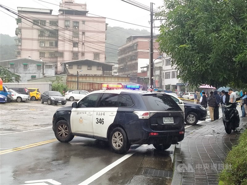 新竹縣籍姓通緝犯9日趁就醫時脫逃,警方10日下午在基隆市將其逮捕。中央社記者王朝鈺攝 109年12月10日中央社記者王朝鈺攝 109年12月10日